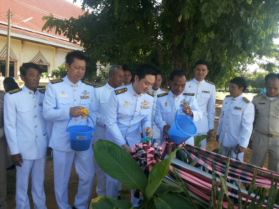 นายกอบต.ท่าพระพร้อมประธานสภาอบต.ฯ จ.ขอนแก่นร่วมกับขรก.และพี่น้องปชช.จัดกิจกรรมเฉลิมพระเกียรติ