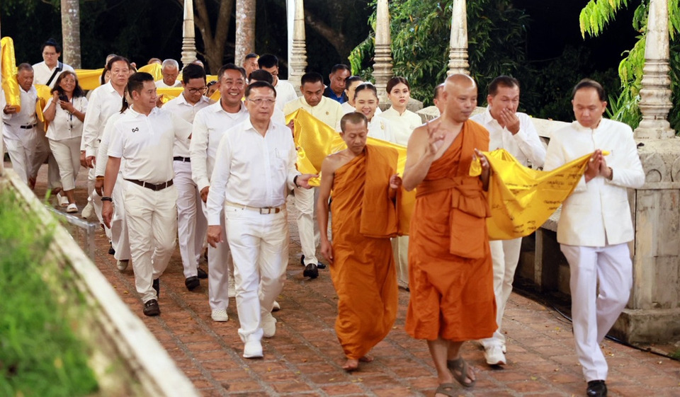 หนึ่งเดียวในไทย! ขบวนช้าง 19 เชือก แห่ผ้าห่มพระมหาธาตุเจดีย์พุทธธรรมบันลือ วันมาฆบูชา