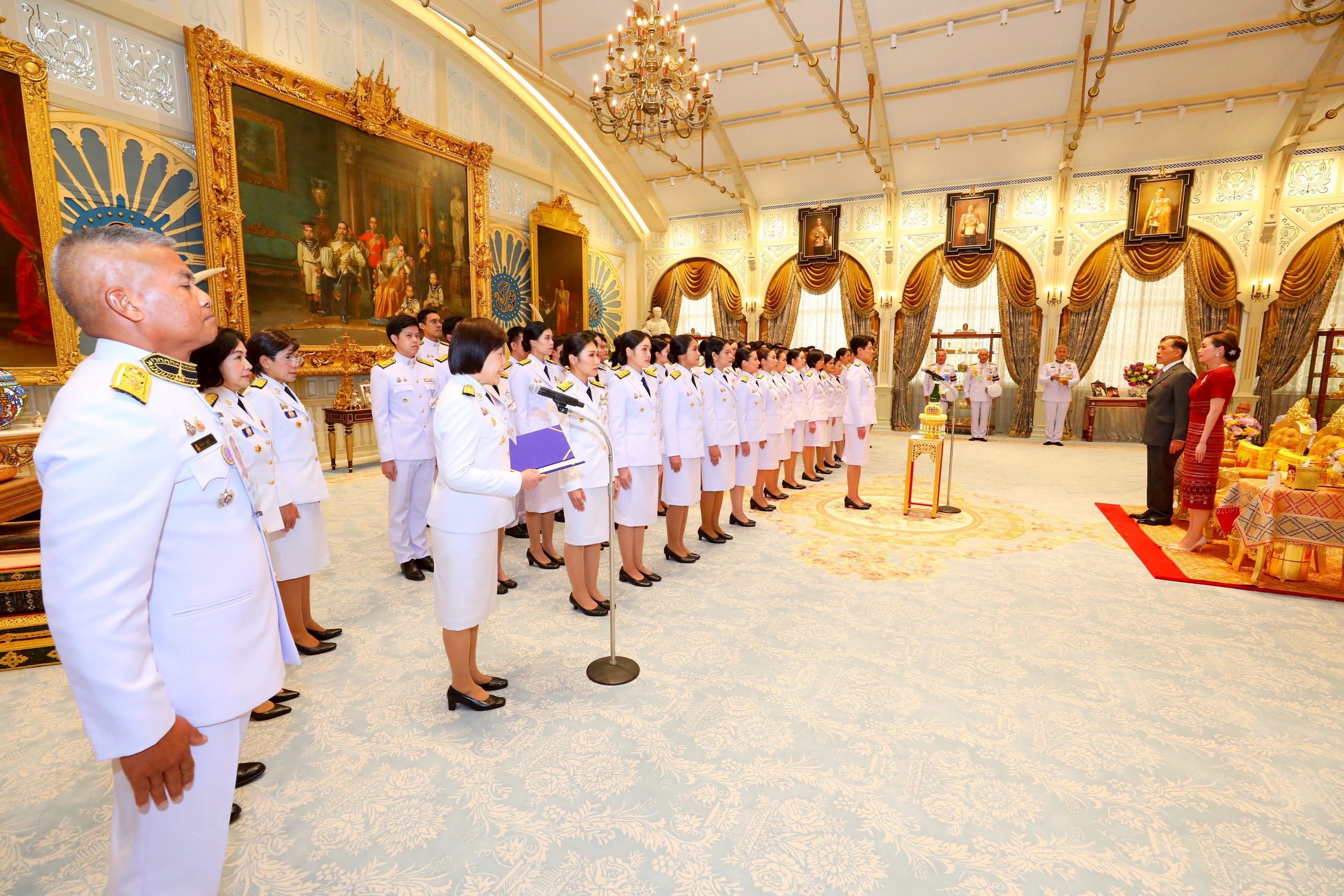 ในหลวง พระราชินีพระราชทานพระบรมราชวโรกาสให้ประธานศาลฎีกา นำ ผู้พิพากษาประจำศาล เฝ้าทูลละอองธุลีพระบาท ถวายสัตย์ปฏิญาณก่อนเข้ารับหน้าที่