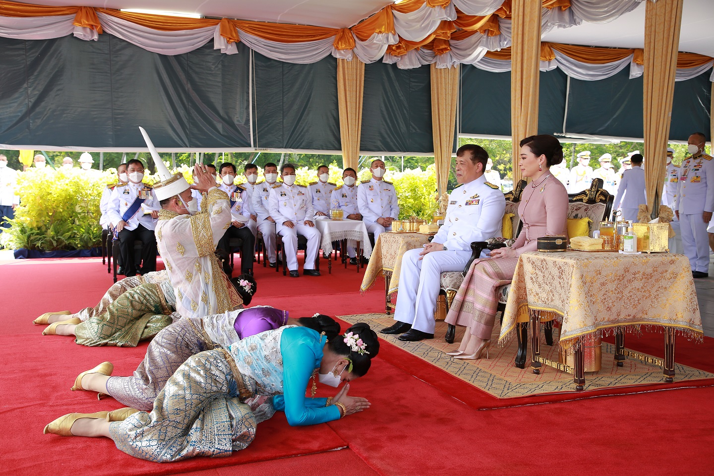 พระยาแรกนาหว่านข้าวในแปลงนาสาธิต สวนจิตรลดา สำหรับพระราชทานไปใช้ในพระราชพิธีจรดพระนังคัลแรกนาขวัญปีต่อไป