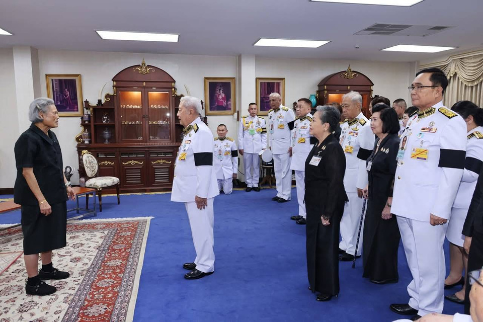 ในหลวง โปรดเกล้าฯ กรมสมเด็จพระเทพฯ เสด็จแทนพระองค์ ให้องคมนตรี-นายกฯ พร้อมคู่สมรส ทูลเกล้าฯ ถวายเงิน-สิ่งของแด่พระพันปีหลวง