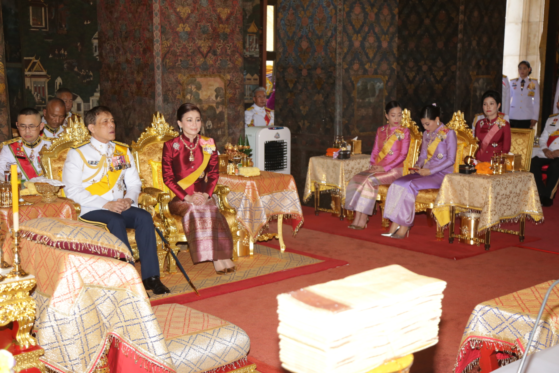 ในหลวง และสมเด็จพระบรมราชินี ฯเสด็จไปในการพระราชพิธีทรงบำเพ็ญพระราชกุศลถวายผ้าพระกฐิน ณ วัดบวรนิเวศวิหาร และวัดมหาธาตุยุวราชรังสฤษฎิ์ 