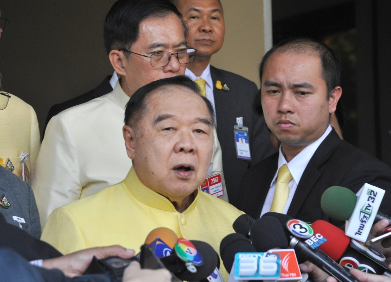 "บิ๊กป้อม" ถามใครแจกกล้วย โยน “ชวน-ส.ส.” ดูญัตติฝ่ายค้าน ใช้ถ้อยคำรุนแรง