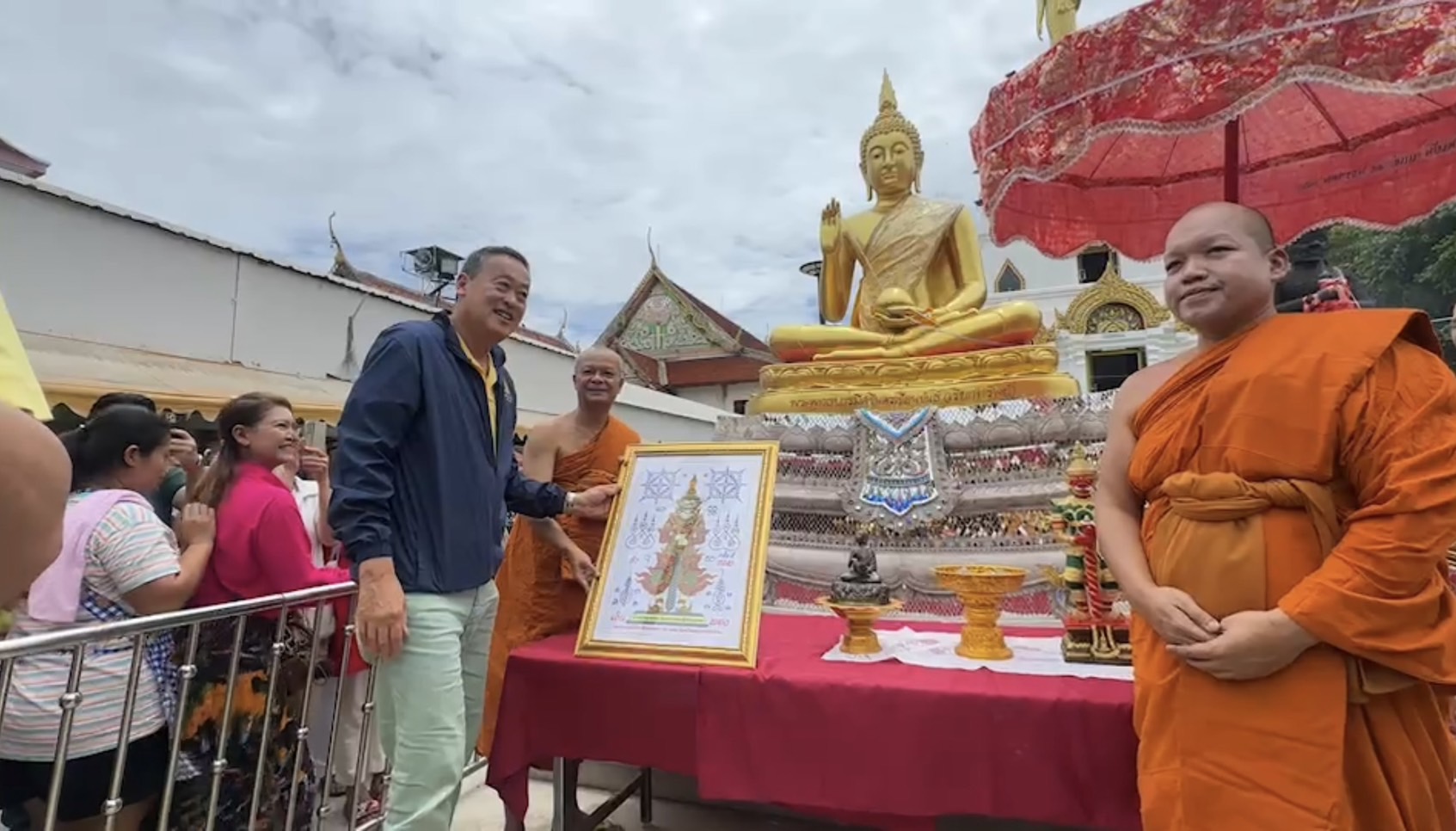 "นายกฯ" ไหว้พระวัดบางน้ำผึ้ง ชาวบ้านชมตัวจริง หล่อ ขาว  ไม่แก่ 