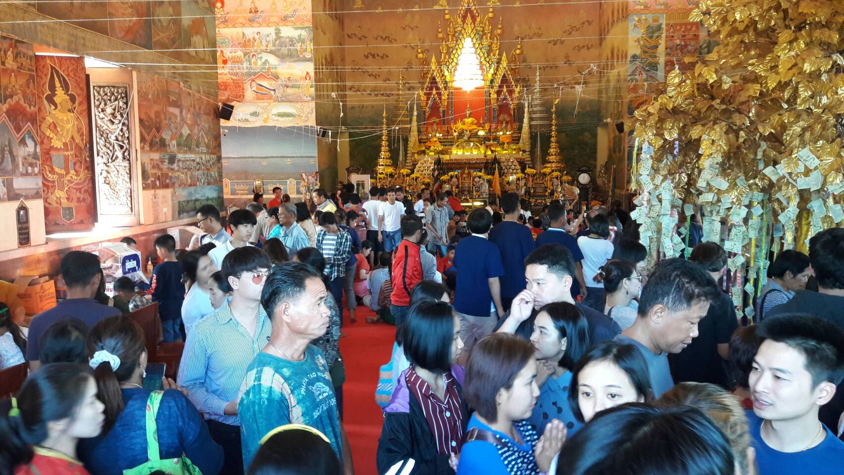 นักท่องเที่ยวและพุทธศาสนิกชนทั้งชาวไทยและชาวลาว เดินทางมาไหว้ขอพรหลวงพ่อพระใส พระคู่บ้านคู่เมืองหนองคาย เสริมสิริมงคลวันปีใหม่