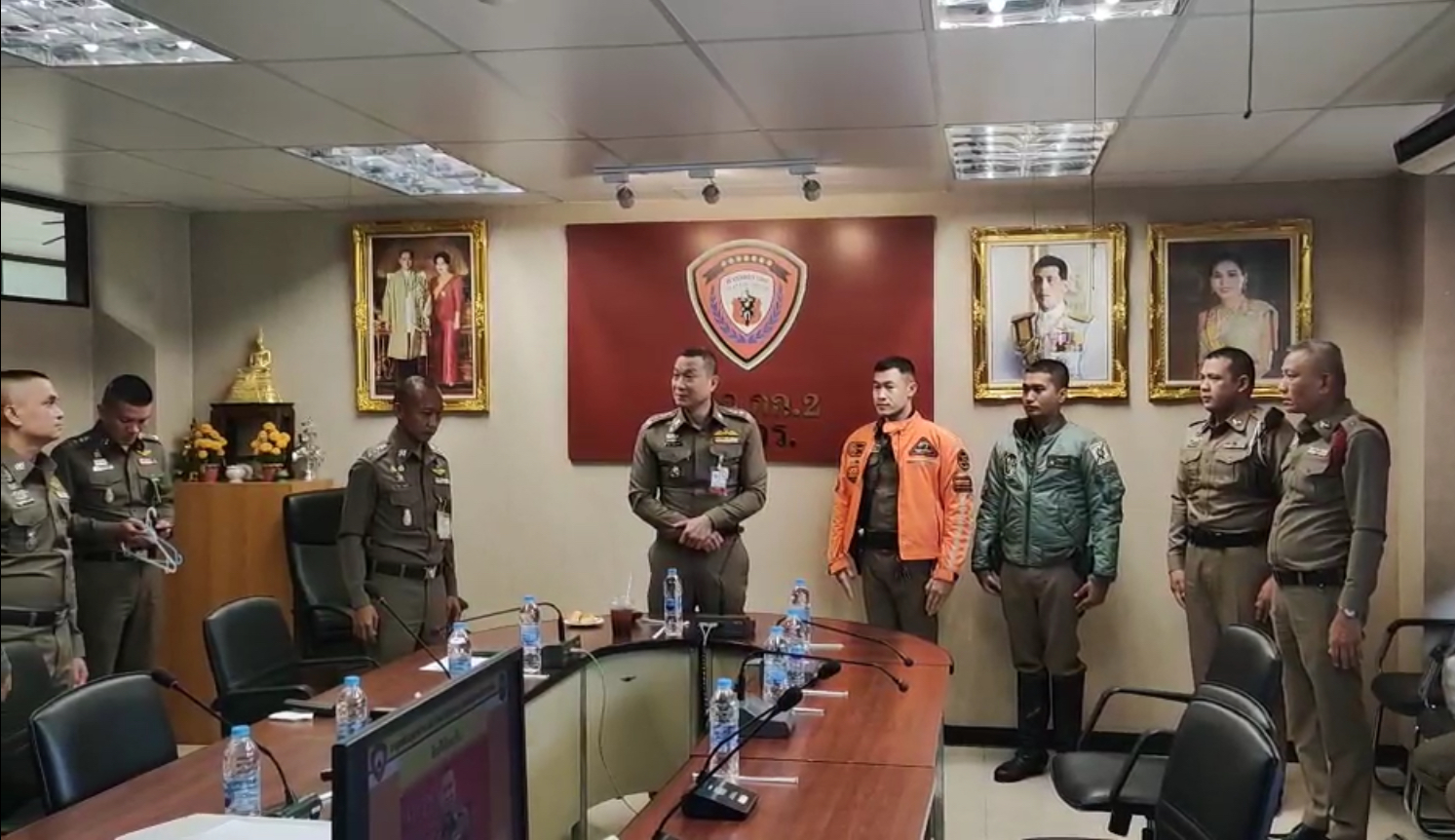 “ผบ.ตร.-รองฯ” ชื่นชม! 4 ตร. สน.ทางด่วน 2 ยกย่อง “สุภาพบุรุษจราจร” สกัดจับหนุ่มจีนอุ้มสาว มัดมือ-เท้า