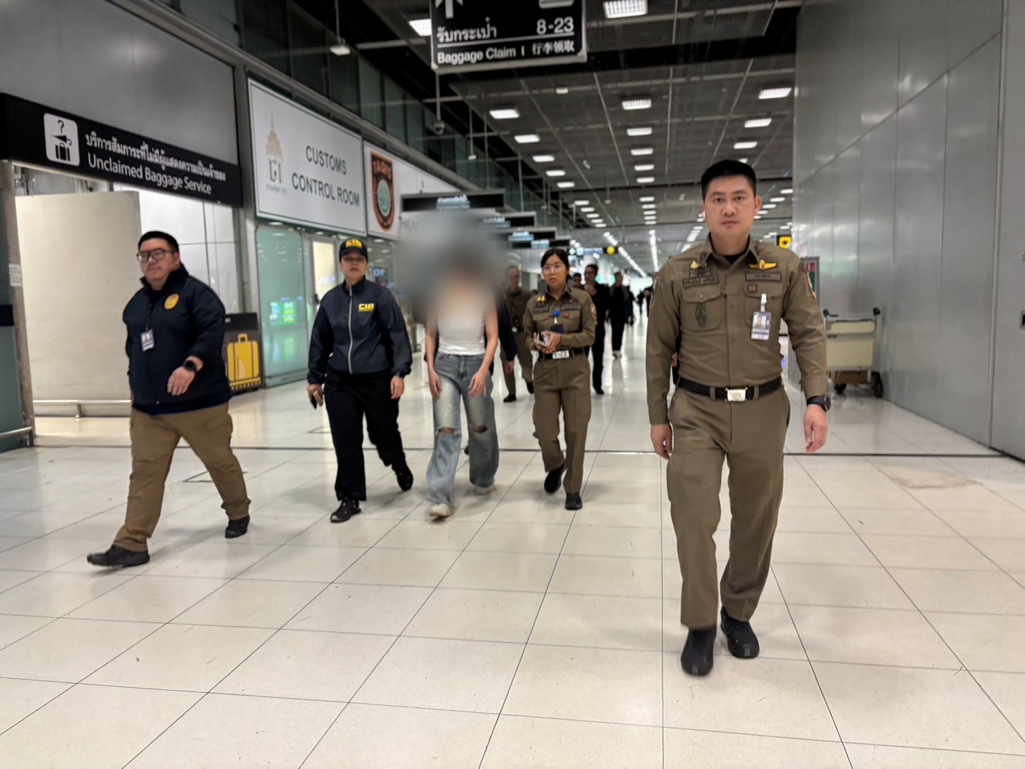 รวบสาวไทยตามหมายจับคดีพนันออนไลน์-ฟอกเงิน กลางสนามบินสุวรรณภูมิ ขณะเดินทางกลับจากเวียดนาม