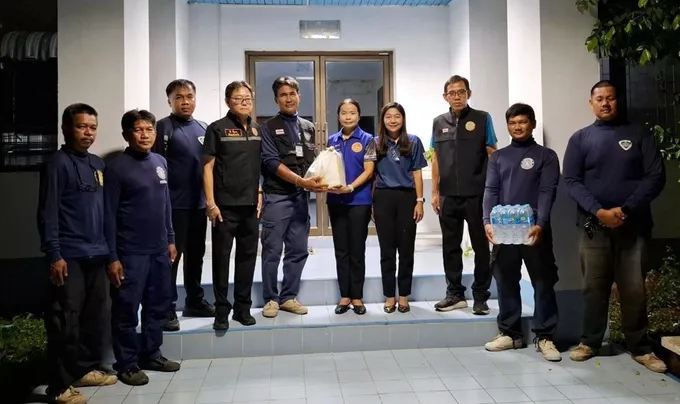 ประมงอ่างทองลุยปราบประมงผิดกฎหมาย พบช็อตปลาในคลองส่งน้ำ ผู้กระทำผิดหนี ทิ้งของกลาง 2 ชุด