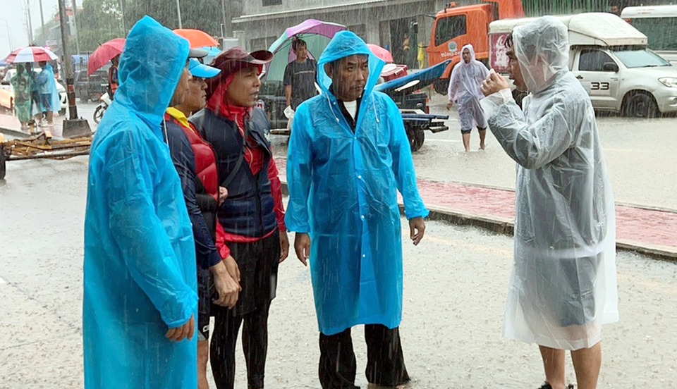 "อธิบดีฯสุริยพล" ลงพื้นที่ติดตามน้ำท่วมหาดใหญ่ มอบถุงยังชีพ 6,000 ชุด เร่งช่วยเหลือประชาชนเต็มกำลัง