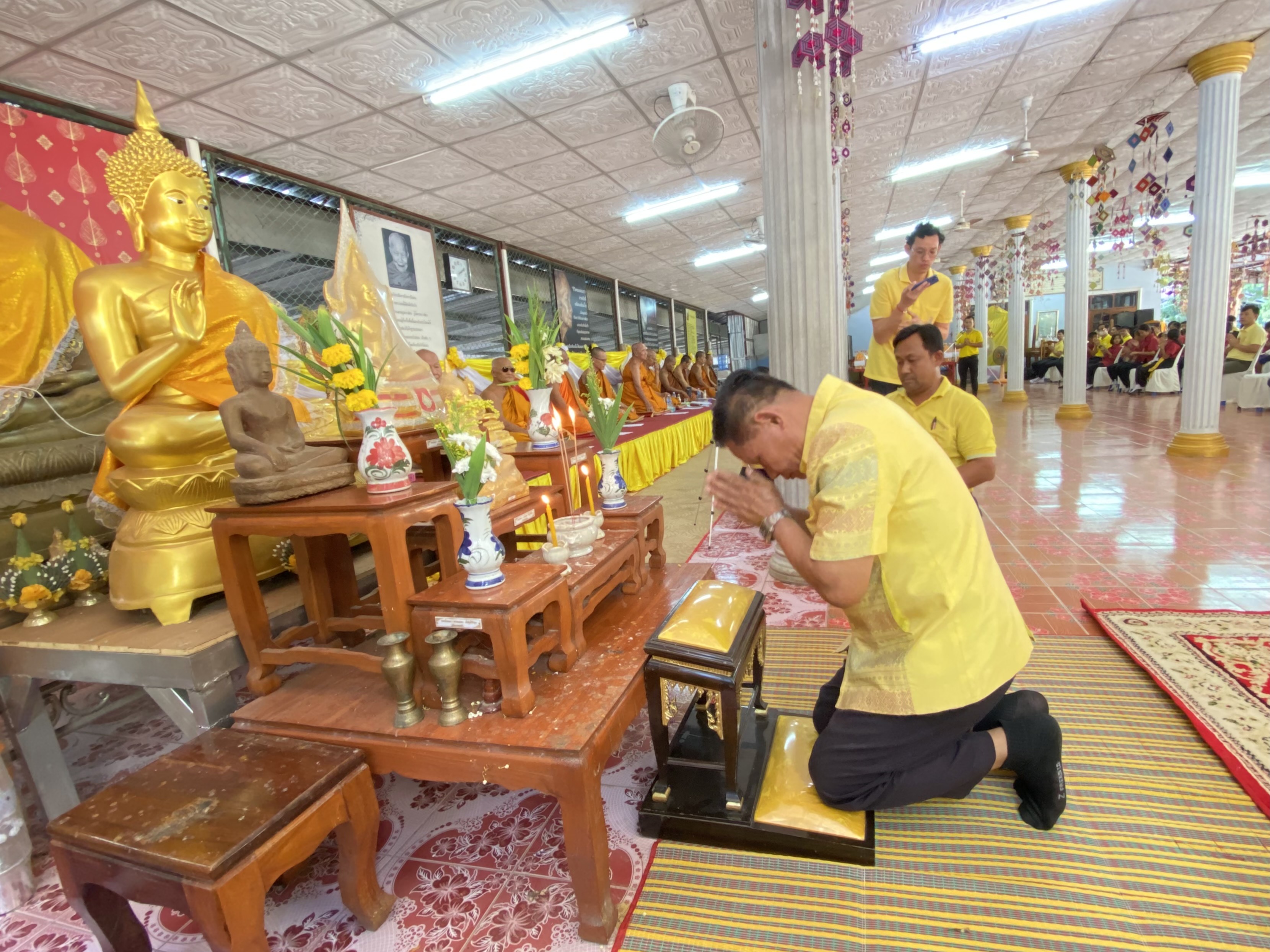 ชาวโพนทองรำลึกพระมหากรุณาธิคุณพ่อของแผ่นดินเนื่องในวันชาติและวันพ่อแห่งชาติ 5 ธันวาคม 