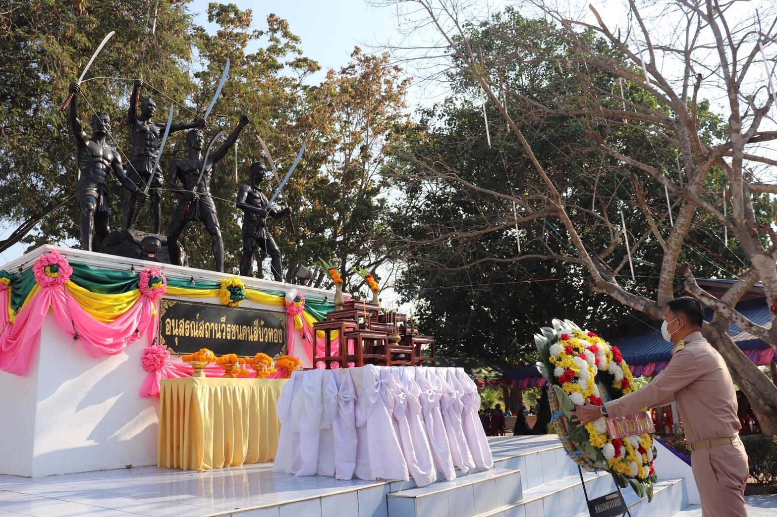 อำเภอแสวงหา จัดพิธีวางพวงมาลาสดุดีวีรชนคนกล้าแห่งสีบัวทอง