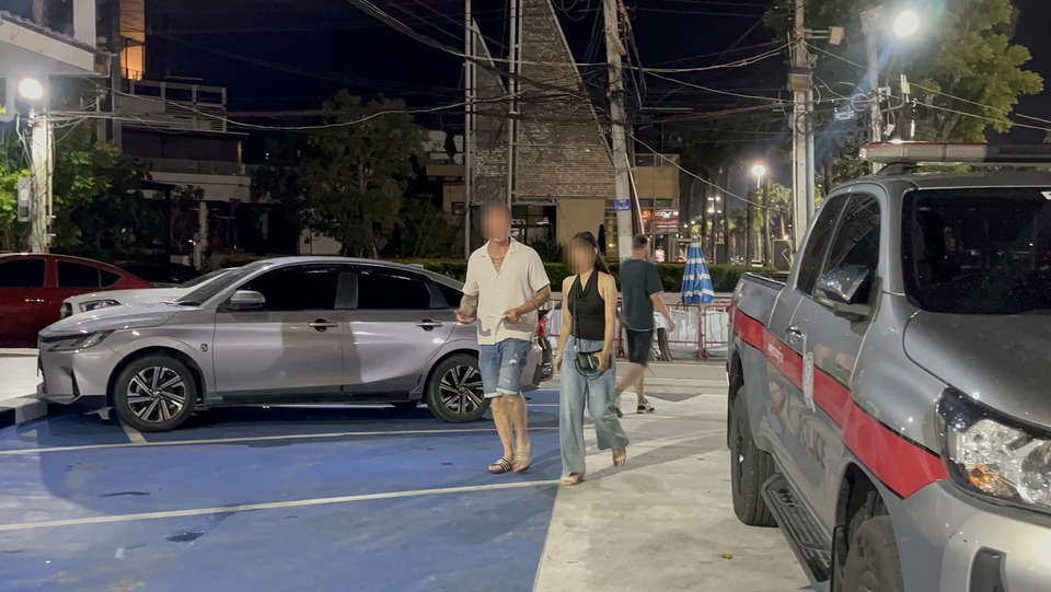 หนุ่มแดนทิวลิปเดินเล่นหาดพัทยา สูญสร้อยทอง 1.4 แสน หลังถูกกลุ่มสาวประเภทสองตีสนิท 
