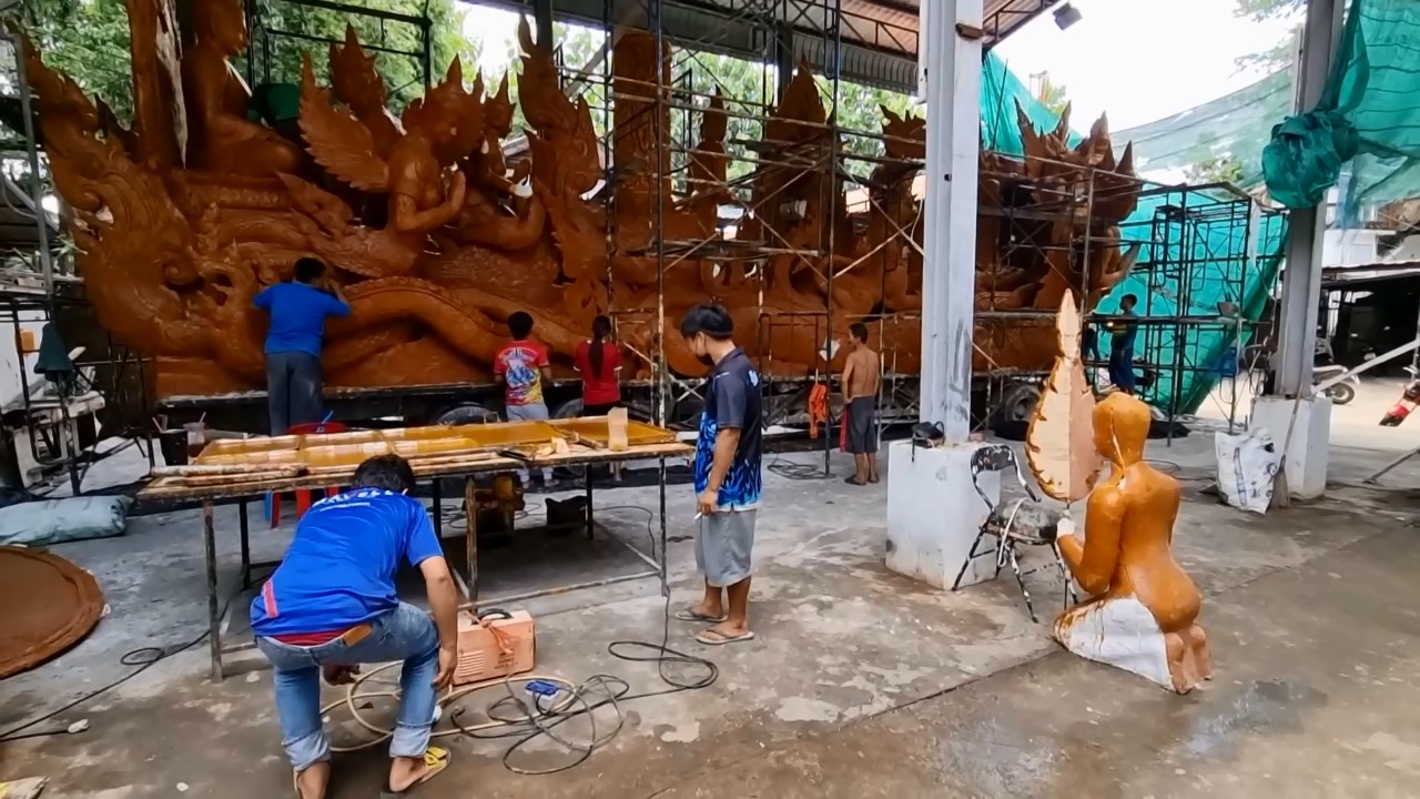 กลุ่มช่างแกะสลักต้นเทียนพรรษาอุบลราชธานีเร่งมืออย่างหนักเพื่อเข้าชิงรางวัลงานประเพณีปี 2566  