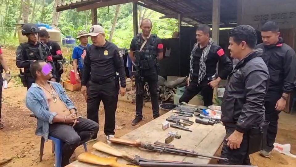 ทีมสืบสวนภ.8 ภ.9 จับมือปืนรับจ้างบัญชีดำ 186  “บ่าว ชะอวด”รับธุรกิจฆ่ายาวเป็นหางว่าว เจอแล้ว 6 หมายจับ