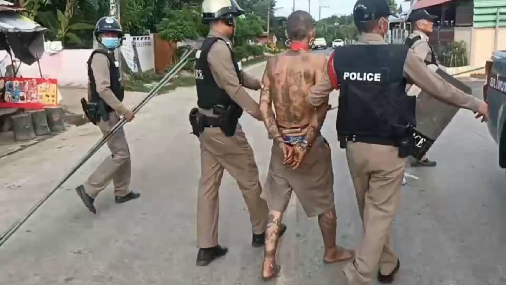 ตำรวจ สภ.โพนทอง จ.ร้อยเอ็ด นำผู้ป่วยจิตเวชส่งรักษาที่รพ. ตามนโยบาย "นาคาพิทักษ์  รักษ์ประชา" 
