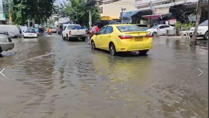 น้ำท่วมโรงเรียนย่านดอนเมือง น้ำไม่ลดชาวบ้านหวั่นสัตว์มีพิษมากับน้ำกัดผู้ป่วยติดเตียง