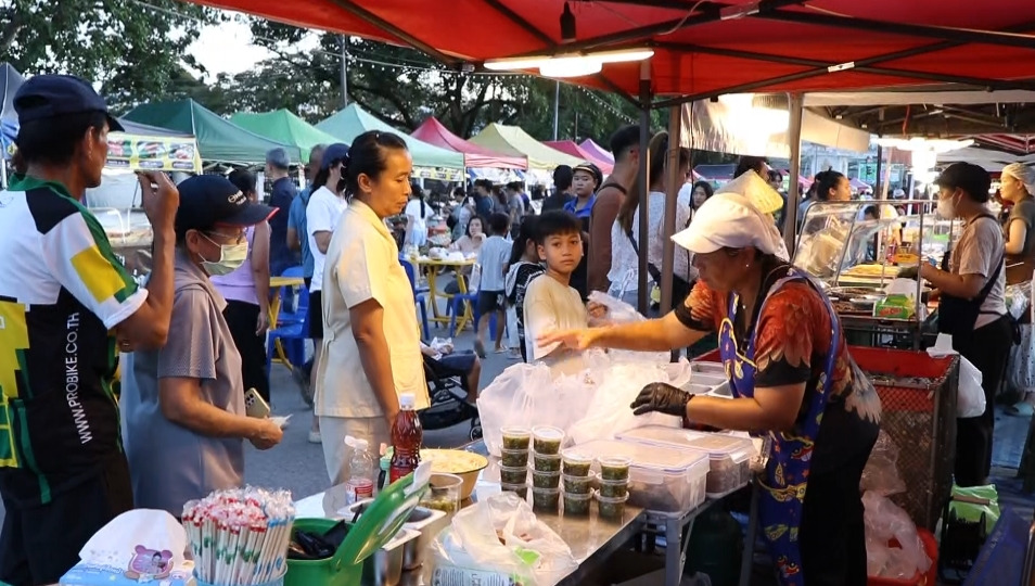 สุพรรณบุรีแตก! พ่อค้าแม่ค้าดอนเจดีย์แห่อัปเดตแอปฯ รอ "คนละครึ่งพลัส" ลั่นช่วยต่อลมหายใจ-ขอบคุณรัฐบาลทำตามสัญญา!