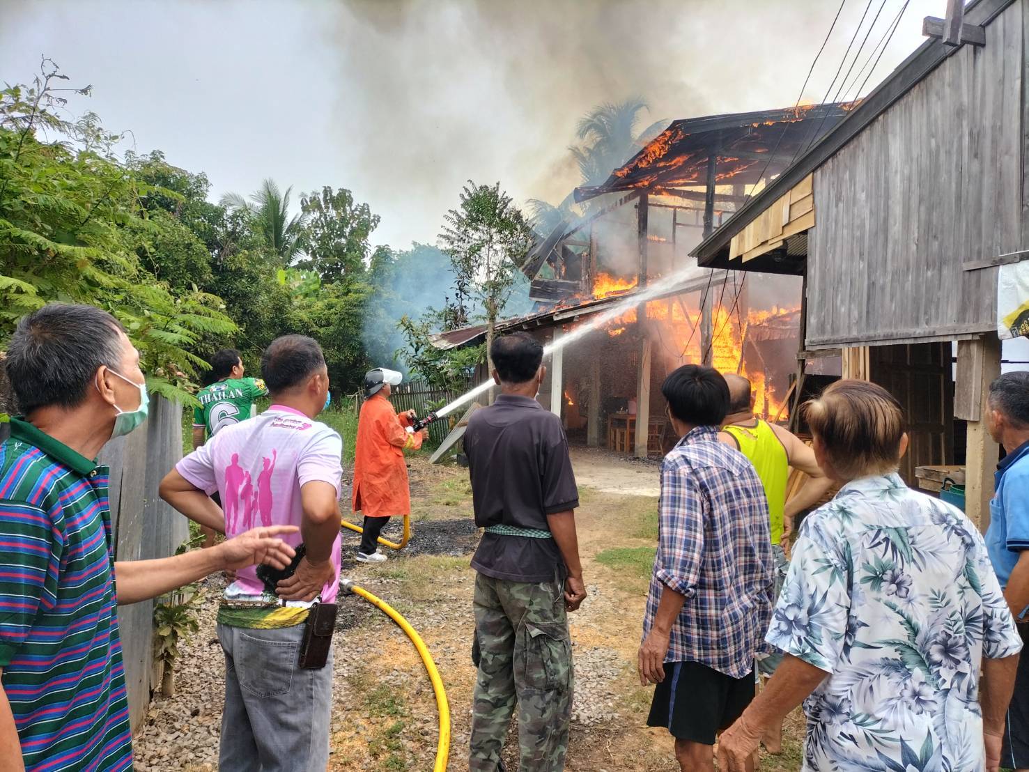 นายอำเภอสูงเม่นลงพื้นที่ตรวจสอบเหตุเพลิงไหม้บ้านเรือนประชาชน