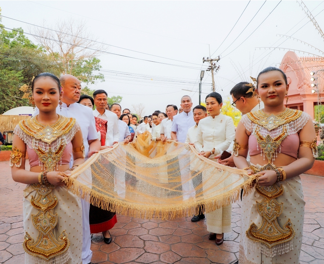 บุรีรัมย์ แห่ผ้าอังสะเปลี่ยนองค์ “พระสุภัทรบพิตร” บนยอดภูเขาไฟกระโดง เสริมท่องเที่ยว สงกรานต์ 