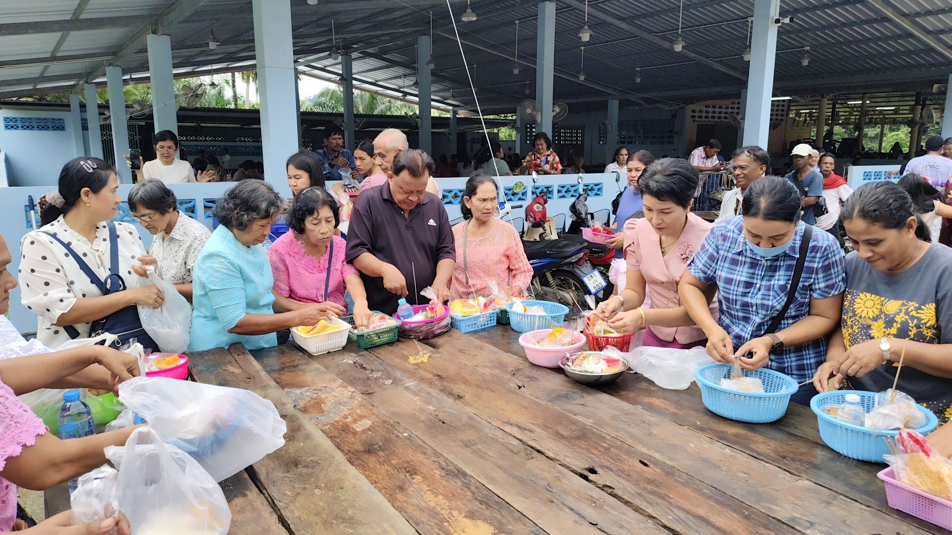 ชาวบ้านบางมรวน อ.ตะกั่วป่า จ.พังงา แห่กระจาดเพื่ออนุรักษ์และสืบสานประเพณีท้องถิ่น เข้าวัดทำบุญวันสารทเดือนสิบ