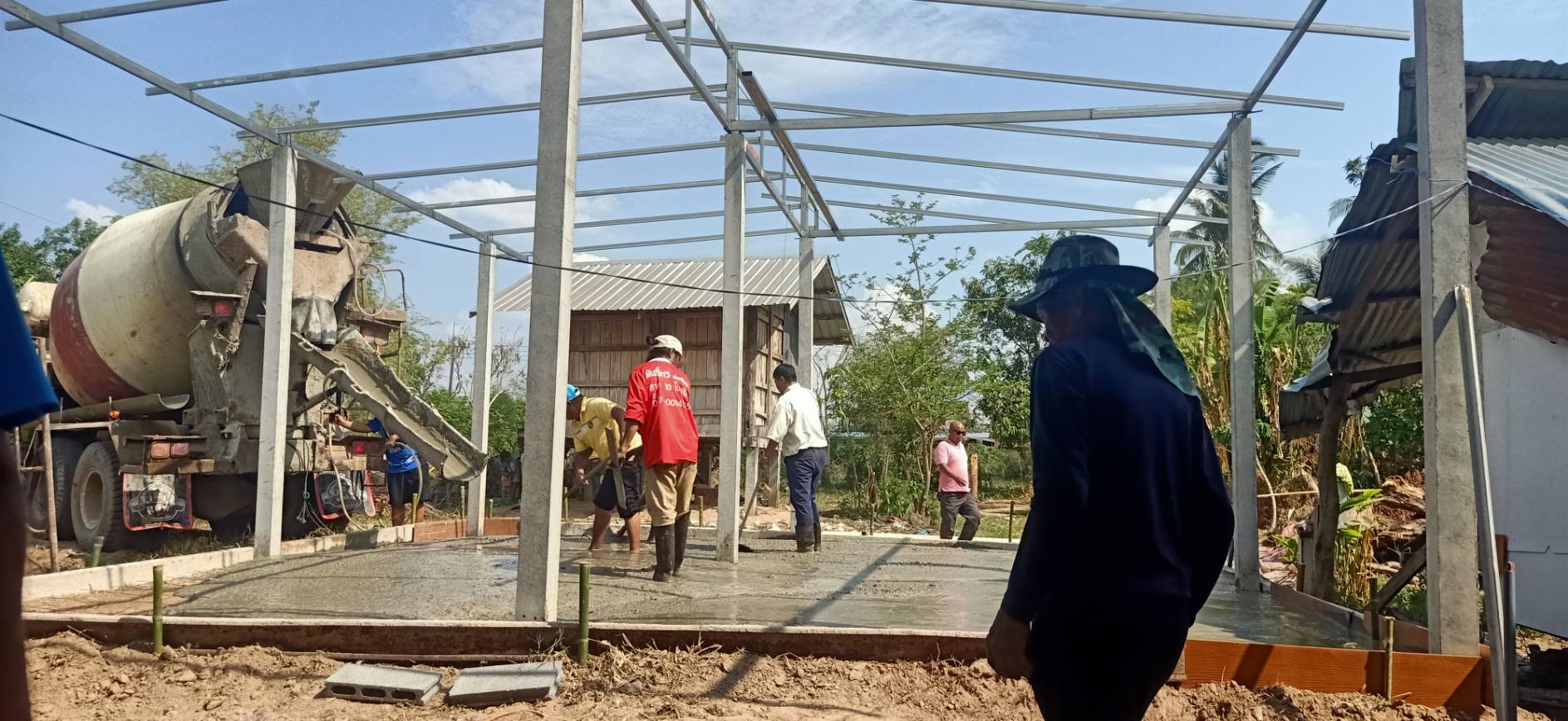 นอภ.เมืองสกลนคร นำทีมสร้างบ้านให้สาวลูก 4 ถูกพายุพัดโค่นต้นไม้ทับพัง