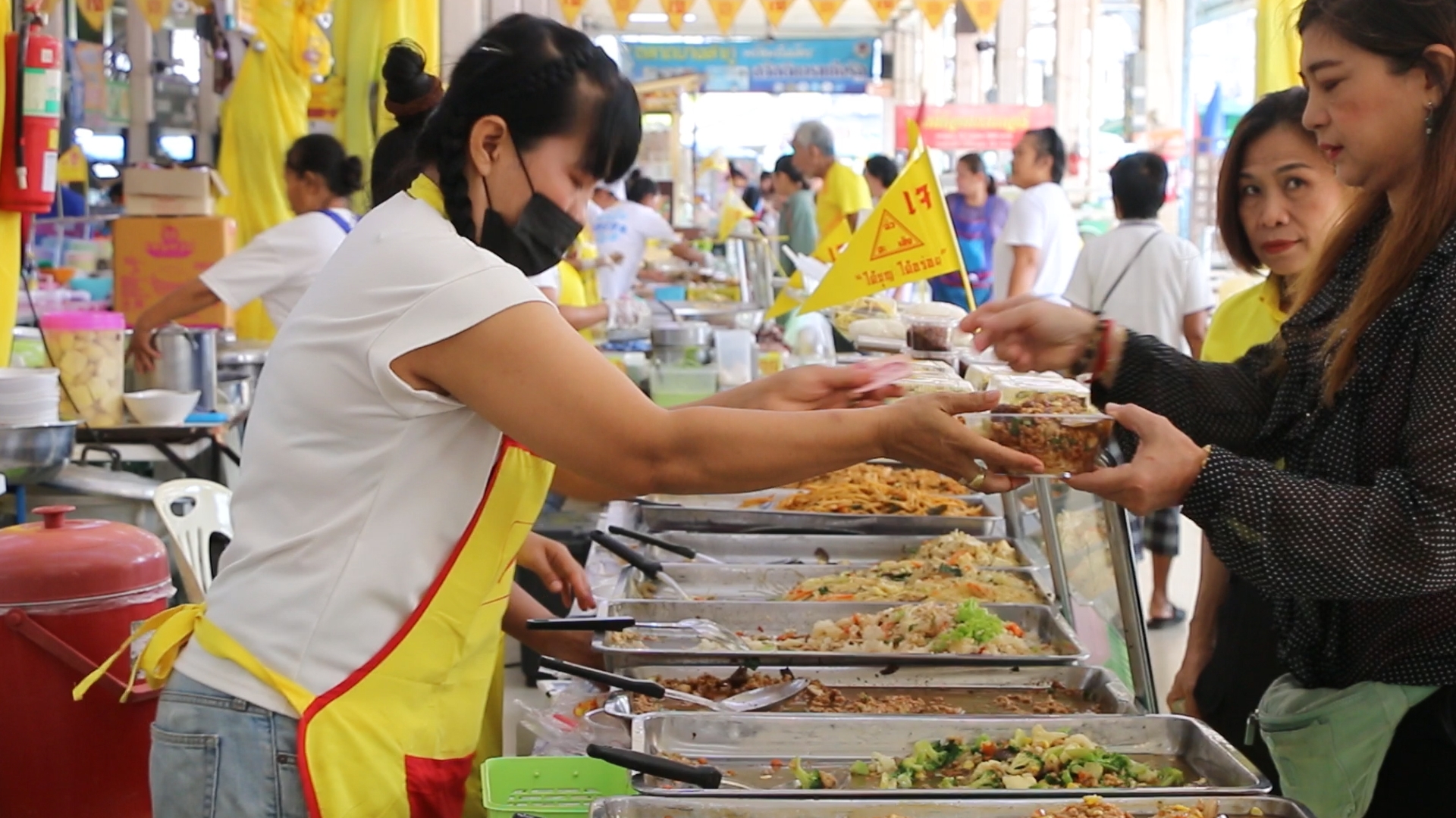 ชาวขอนแก่นเชื้อสายจีน ทยอยกินเจล้างท้องรับเทศกาลกินเจ แน่นตลาดบางลำภู พบปีนี้พิซซ่าเจขายดีสุดๆ 