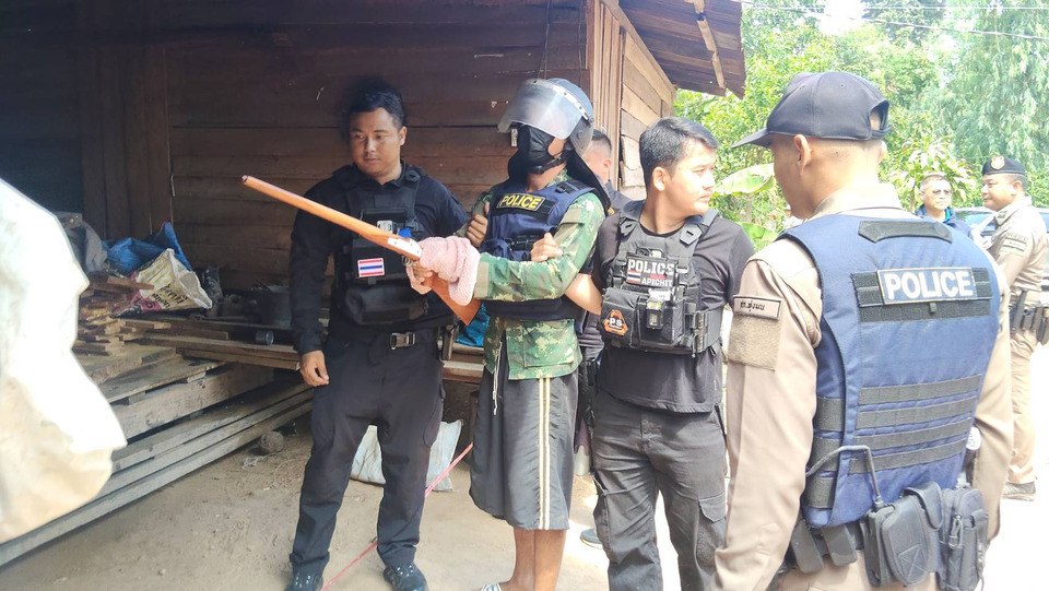คุมตัวทำแผน “ลูกเลี้ยงโหด” ยิงแม่เลี้ยงดับคาบ้าน ชาวบ้านแห่มุงดู ลูกชายตะโกนด่าด้วยความแค้น