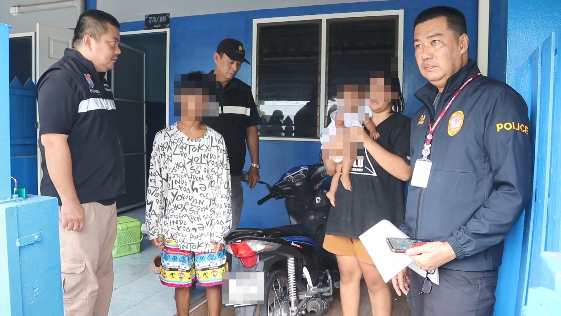 ตำรวจพัทยาสนธิกำลังปคม.ท่องเที่ยวบุกจับผัวเมียวัยรุ่นอุ้มลูกพิการเร่ขายของตามสถานบันเทิง