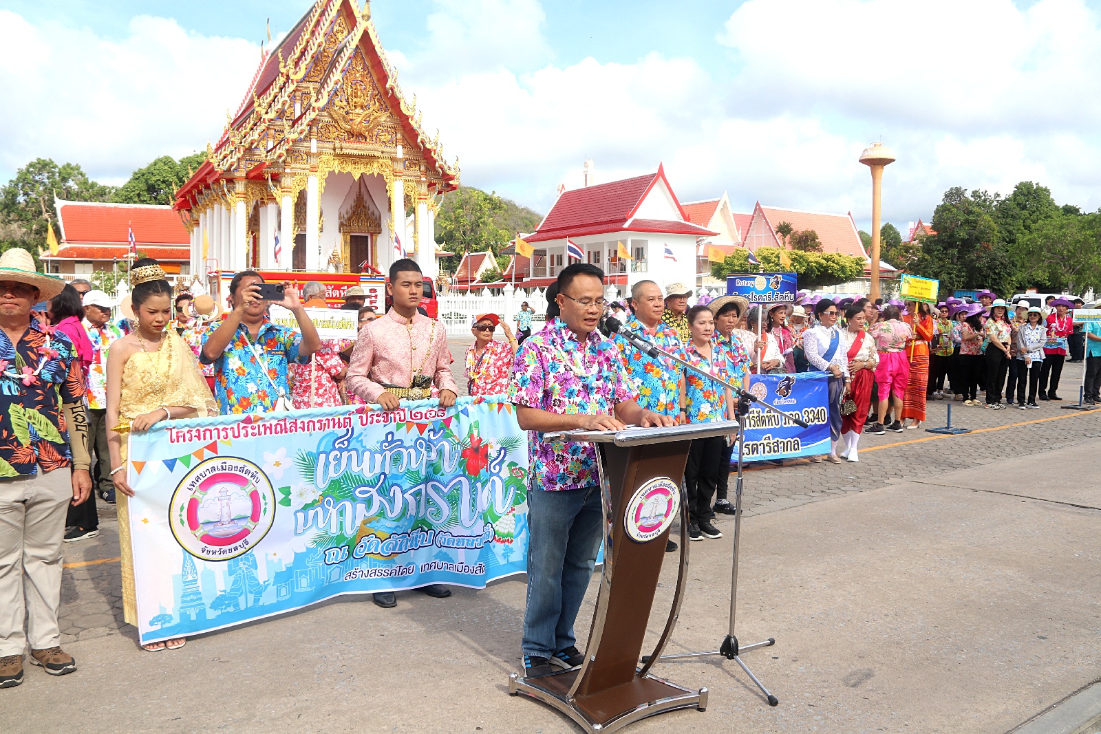 คึกคัก! วันไหลสัตหีบเปิดแล้ว ขบวนแห่พระพุทธสิหิงค์-รถบุปผชาติสุดตระการตา