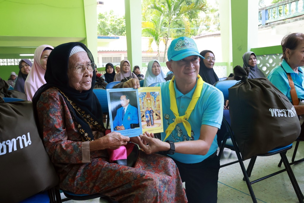 ชาวนราธิวาส แห่ร่วมรับบริการในกิจกรรมเฉลิมพระเกียรติ "พระพันปีหลวง"