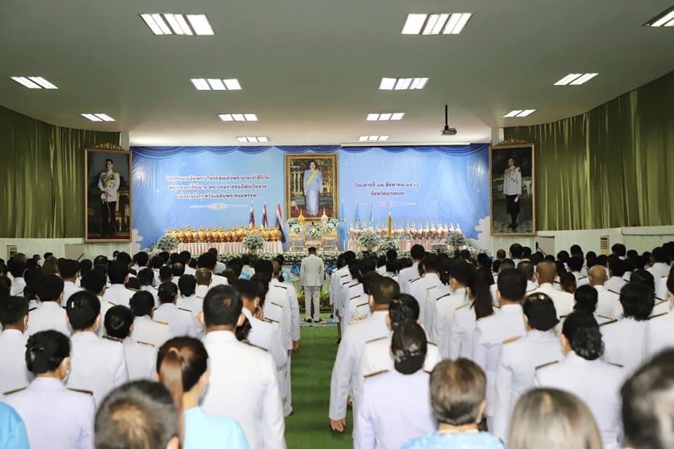 อ่างทอง จัดพิธีถวายเครื่องราชสักการะและวางพานพุ่ม จุดเทียนถวายพระพรชัยมงคล พระบรมราชชนนีพันปีหลวง