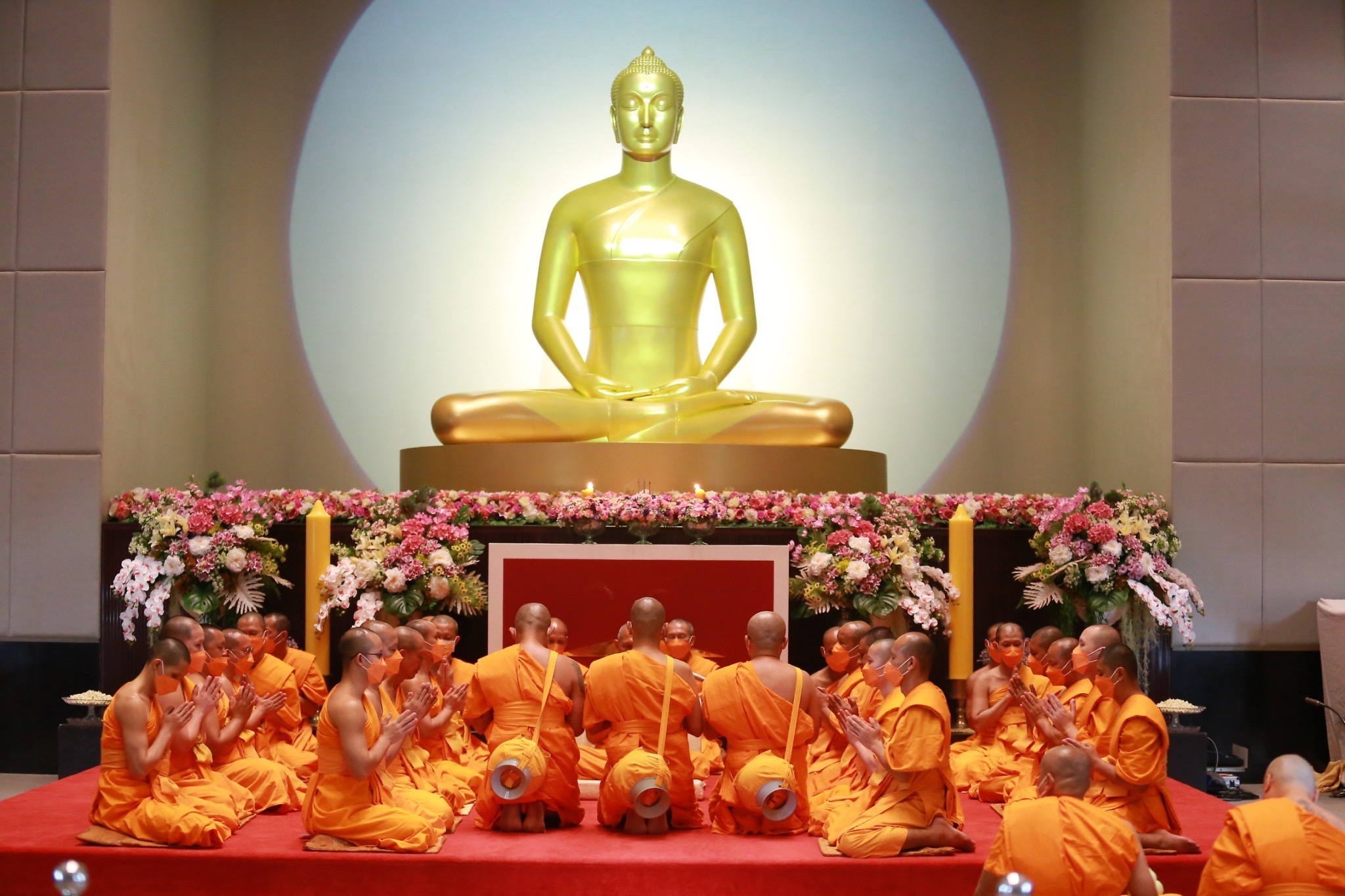 วัดพระธรรมกายจัดบรรพชาและอุปสมบทหมู่ 54 รูป ภาคฤดูฝน ที่อุโบสถพระไตรปิฎก