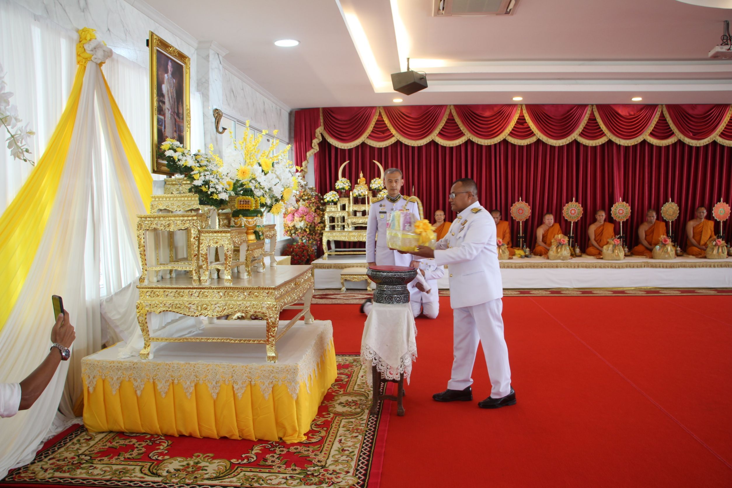 ในหลวง โปรดเกล้าฯ ให้  นายสมศักดิ์ อนุราชเสนา เชิญสิ่งของพระราชทาน-ของที่ระลึกแก่ผู้ร่วมสนับสนุนกิจกรรม “ปูทาง สู่การตื่นรู้ ธรรมนาวา วัง”