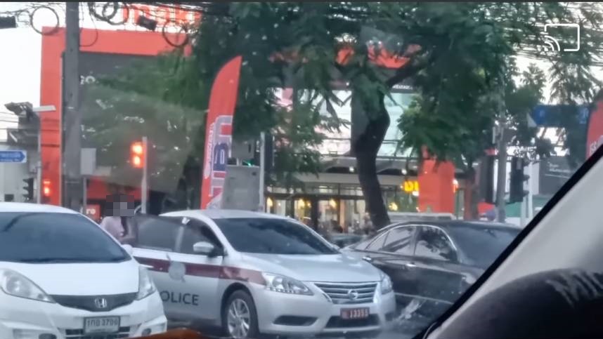 สตช.สั่งสอบแล้ว!! เพจดังแฉ “สาวใส่ชุดอยู่บ้าน” ขับรถตำรวจตราโล่เที่ยวห้าง