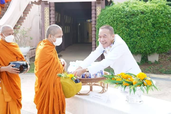 อบจ.เพชรบูรณ์ ร่วมทำบุญตักบาตรถวายเป็นพระราชกุศลสมเด็จพระบรมราชชนนีพันปีหลวง