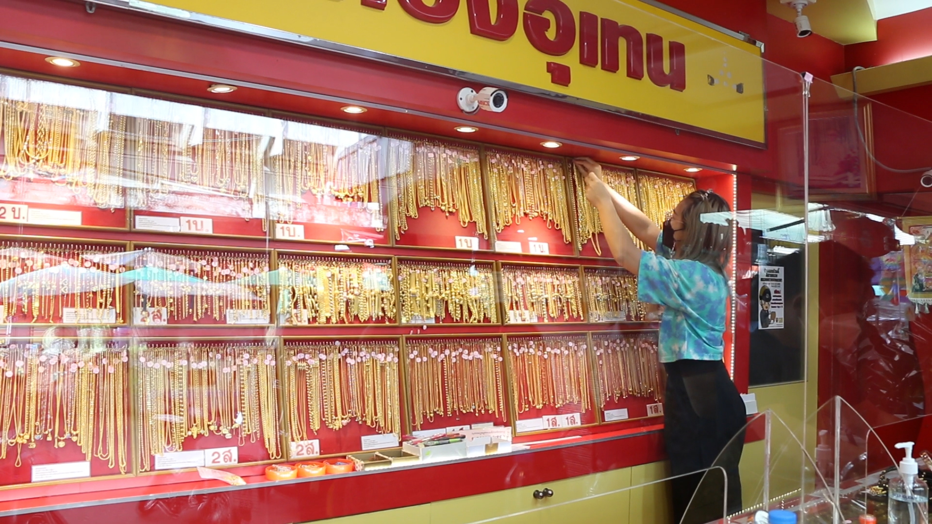 ร้านทองขอนแก่น ตั้งการ์ดเข้ม หวั่นโจรชิงทองก่อเหตุ กำชับพนักงานสังเกตสิ่งผิดปกติต่อเนื่อง
