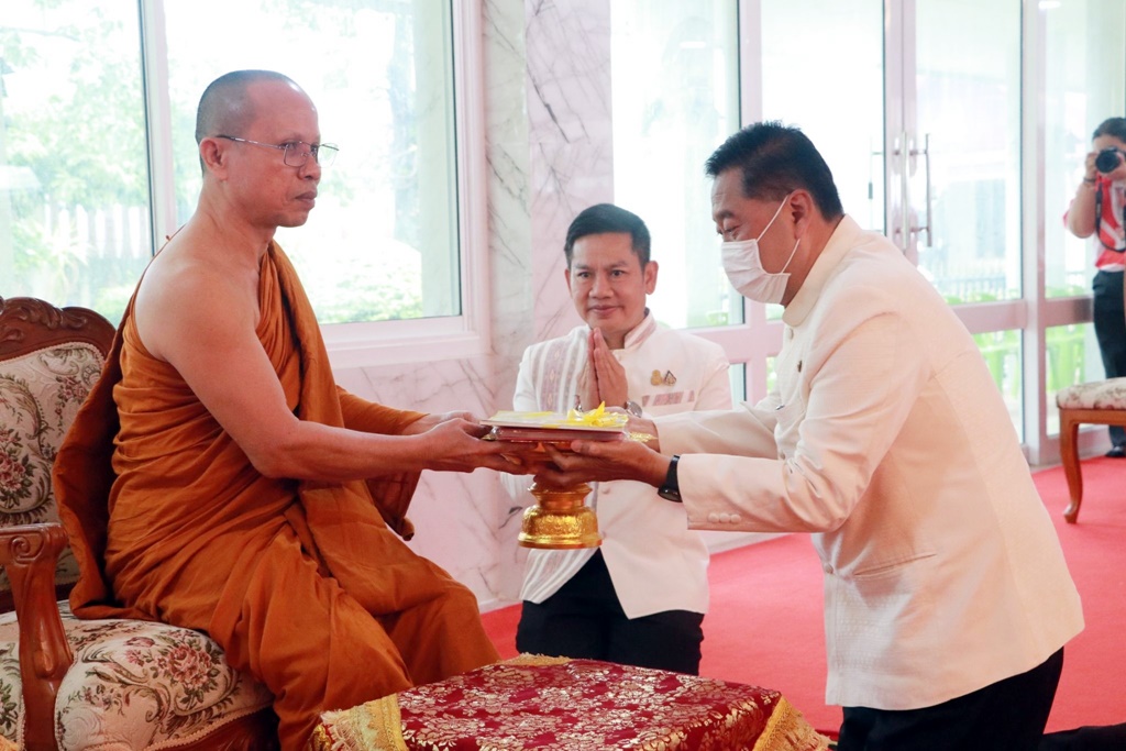 ผู้ว่าฯร้อยเอ็ด ถวายแผ่นธรรมนาวา “วัง” แด่พระครูวิมลบุญโกศล และทอดผ้าป่าเพื่อการศึกษา มรภ.ร้อยเอ็ด 