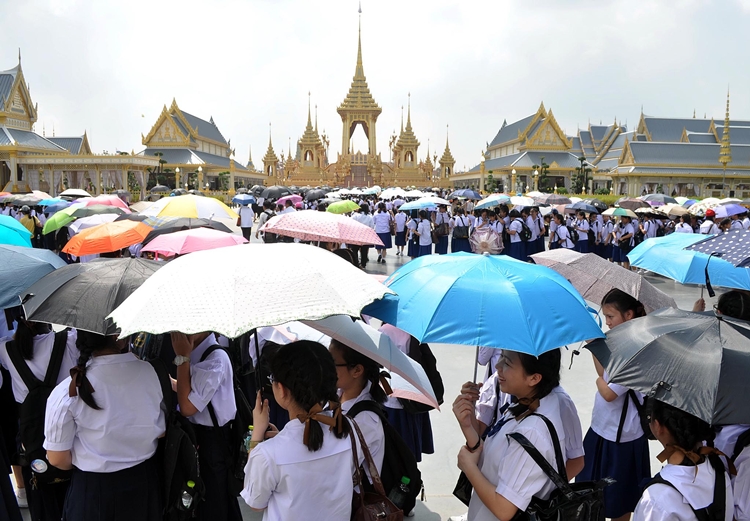 ปชช.หลั่งไหลเข้าชมพระเมรุมาศ วันที่  15 พ.ย.(ประมวลภาพ)