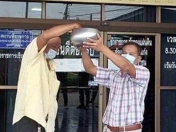 เลือกตั้งอบต.คลองนา เมืองแปดริ้ว ใช้บาตรพระจับสลาก หลังคะแนนเท่ากัน