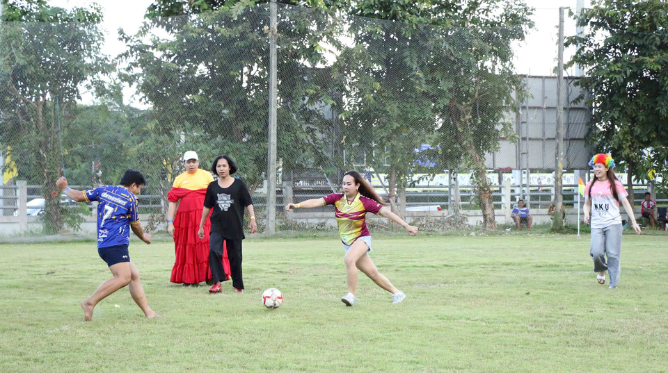สนามแตก! สาวสตรีเหล็ก LGBTQ+ ฟาดแข้งสุดมัน “กุดสิมคัพ” ครั้งที่ 3 กาฬสินธุ์ฮือฮาทั้งอำเภอ