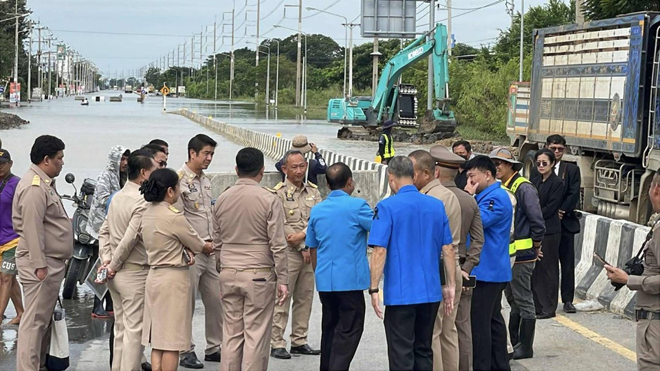 ผู้ว่าฯ อ่างทองสั่งเร่งซ่อมถนนหลวง 33 ป่าโมก–สุพรรณฯ ตั้งคันดิน–สูบน้ำ คืนผิวจราจรให้ประชาชน