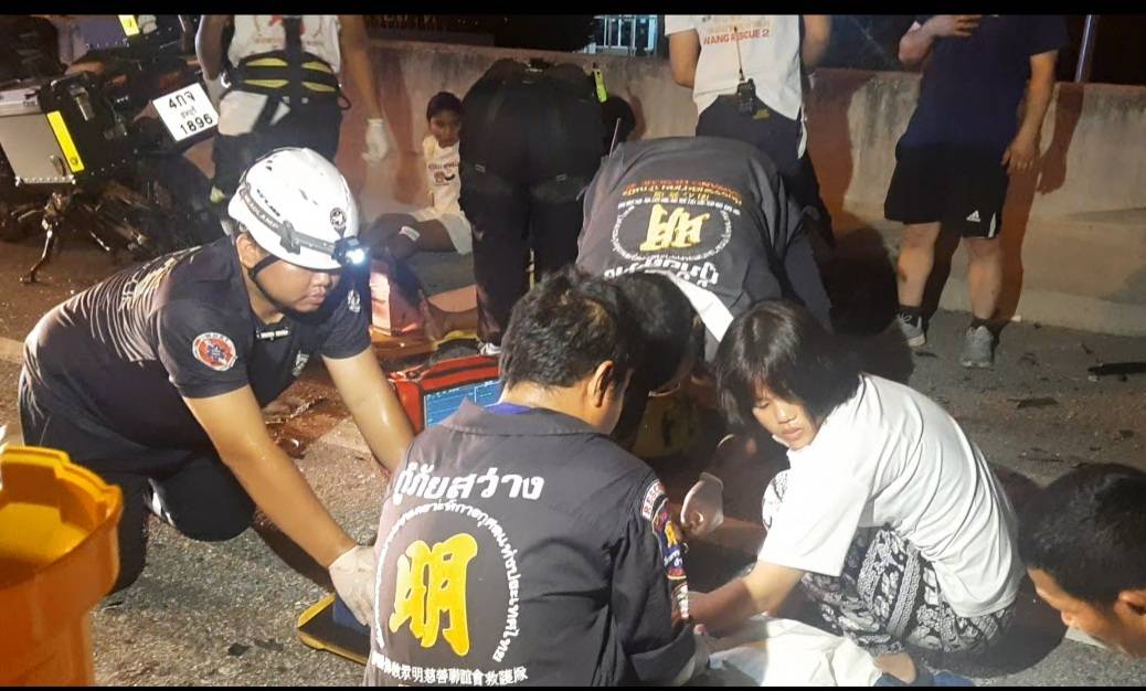 เก๋งเสยท้ายกระบะบนทางยกระดับบาดเจ็บ 4 ราย