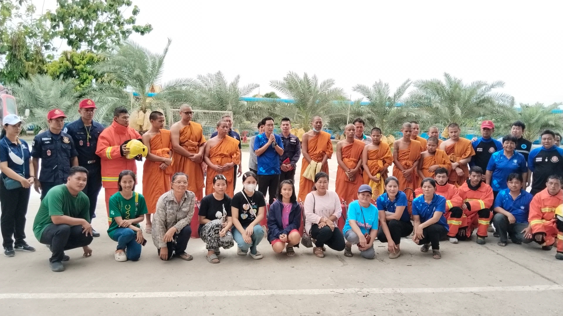 สุพรรณบุรี ฝึกอบรมพระสงฆ์ชาวบ้านซ้อมแผนดับไฟ-จับสัตว์เลื้อยคลาน