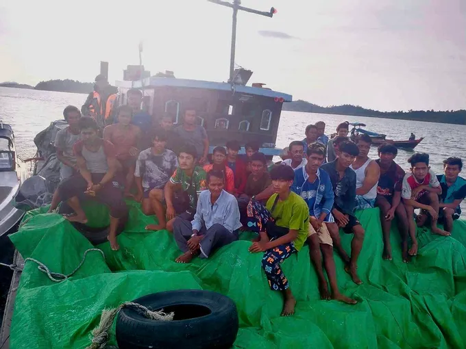 ขบวนการขนแรงงานเปลี่ยนรูปแบบใช้เรือบรรทุกสินค้าขนคนงานเถื่อน