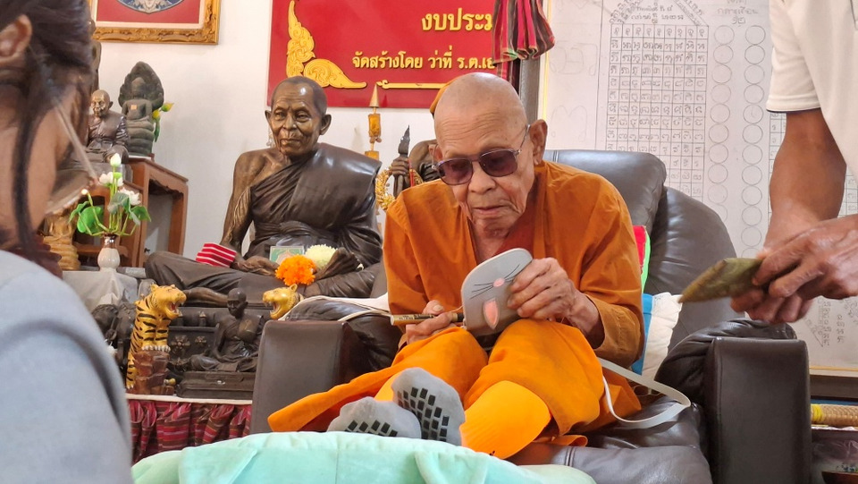 ประชาชนแห่กราบไหว้ หลวงปู่เฮง ปภาโส วัย 98 ปี เกจิดังอีสานใต้ ก่อนกลับต่างจังหวัด หลังฉลองปีใหม่ 2569