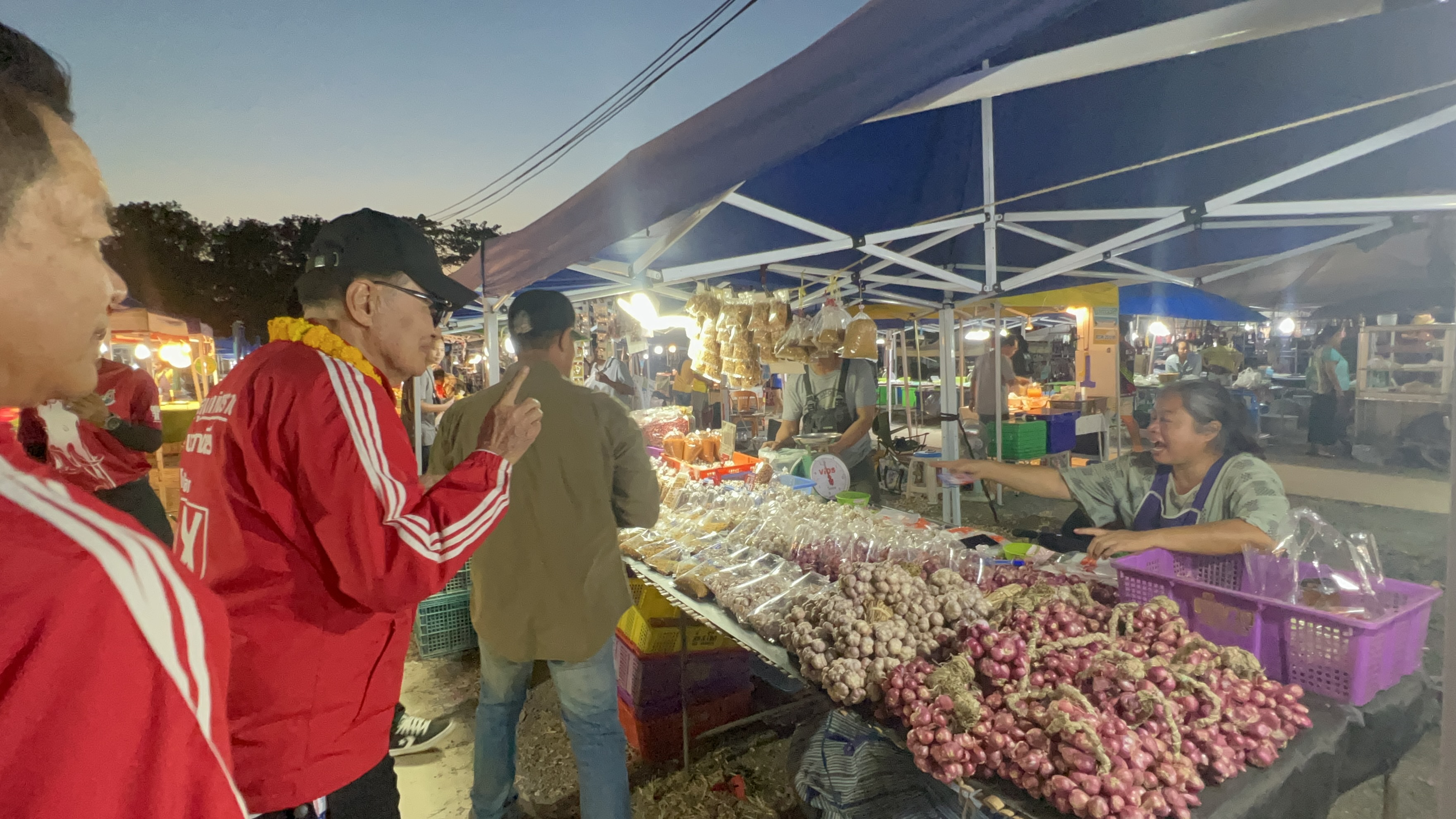 "วิเชียร"นำทีมสมาชิกเขาสมิงกลุ่มลูกเมืองตราดหาเสียงที่ตลาดนัดอ้อนขอคะแนนเลือก“นายกอบจ.ตราดและสมาชิก”เข้าทำหน้าที่อีกสมัย
