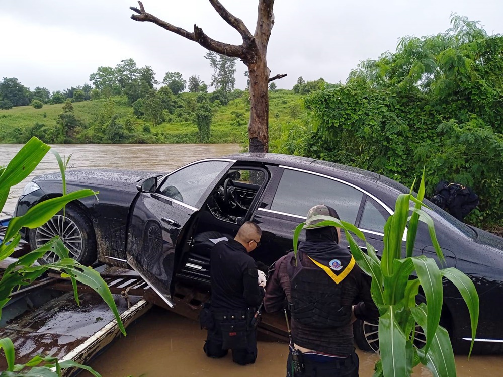 ทหาร-ตำรวจ-ปกครอง ตรวจยึดรถหรู ลักลอบนำข้ามชายแดนริมแม่น้ำเมย  