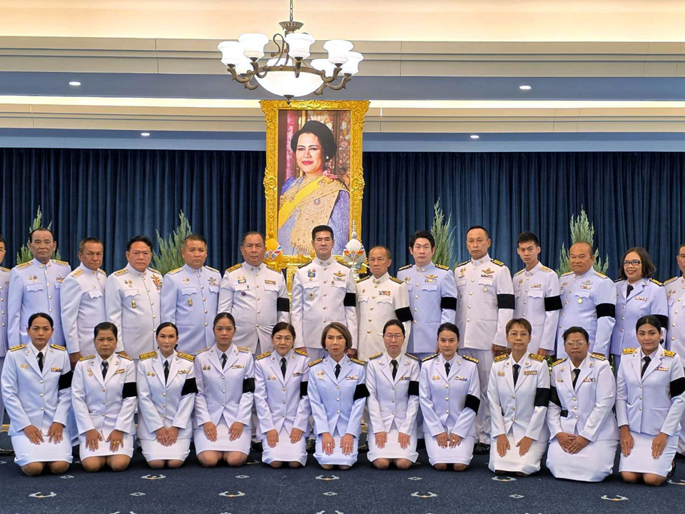 หน่วยงานต่างๆ ร่วมถวายน้ำสรงพระบรมศพหน้าพระฉายาลักษณ์ "พระพันปีหลวง" ที่ศาลาราชประชาสมาคม วังไกลกังวล