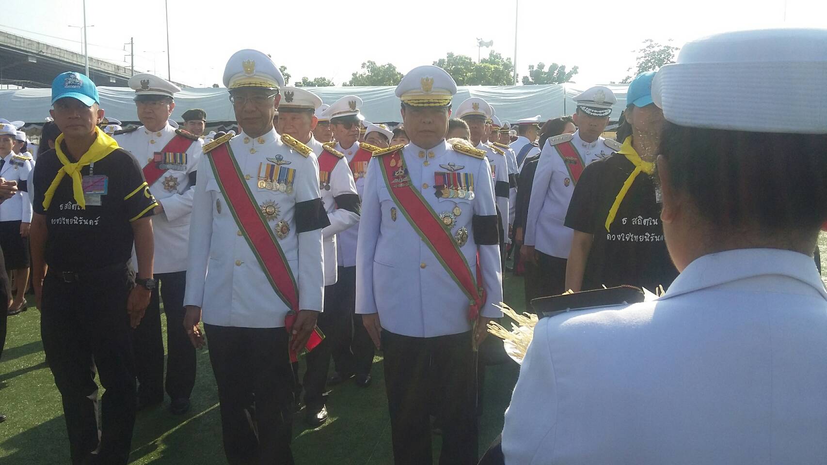 ประชาชนหลั่งไหลร่วมพิธีวางดอกไม้จันทน์พระเมรุมาศจำลอง ไบเทค
