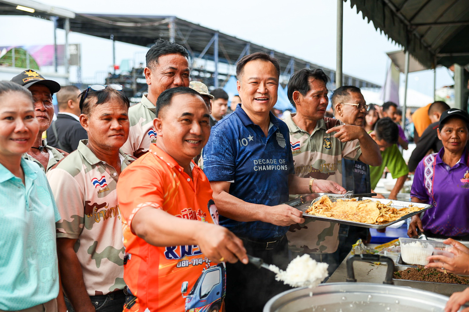 “อนุทิน” ลงพื้นที่สนามช้างฯ ให้กำลังใจผู้ประสบภัย ยกย่องหัวใจคนไทย “ไม่ทิ้งกัน”